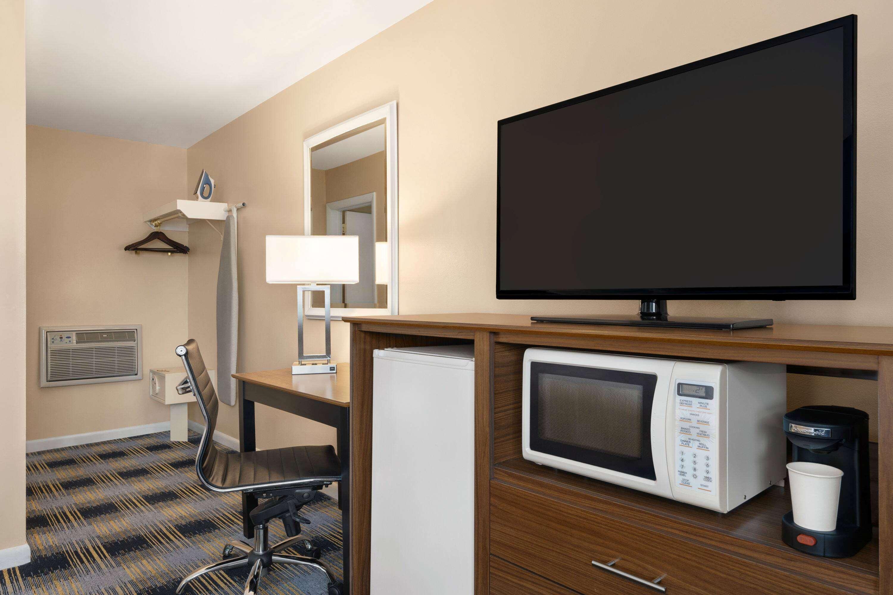 Days Inn By Wyndham Middletown/Newport Area Exterior photo